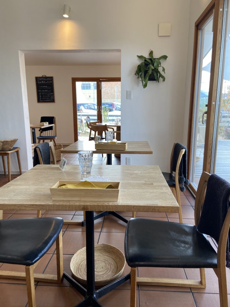 伊予市のおしゃれカフェメッソの店内3