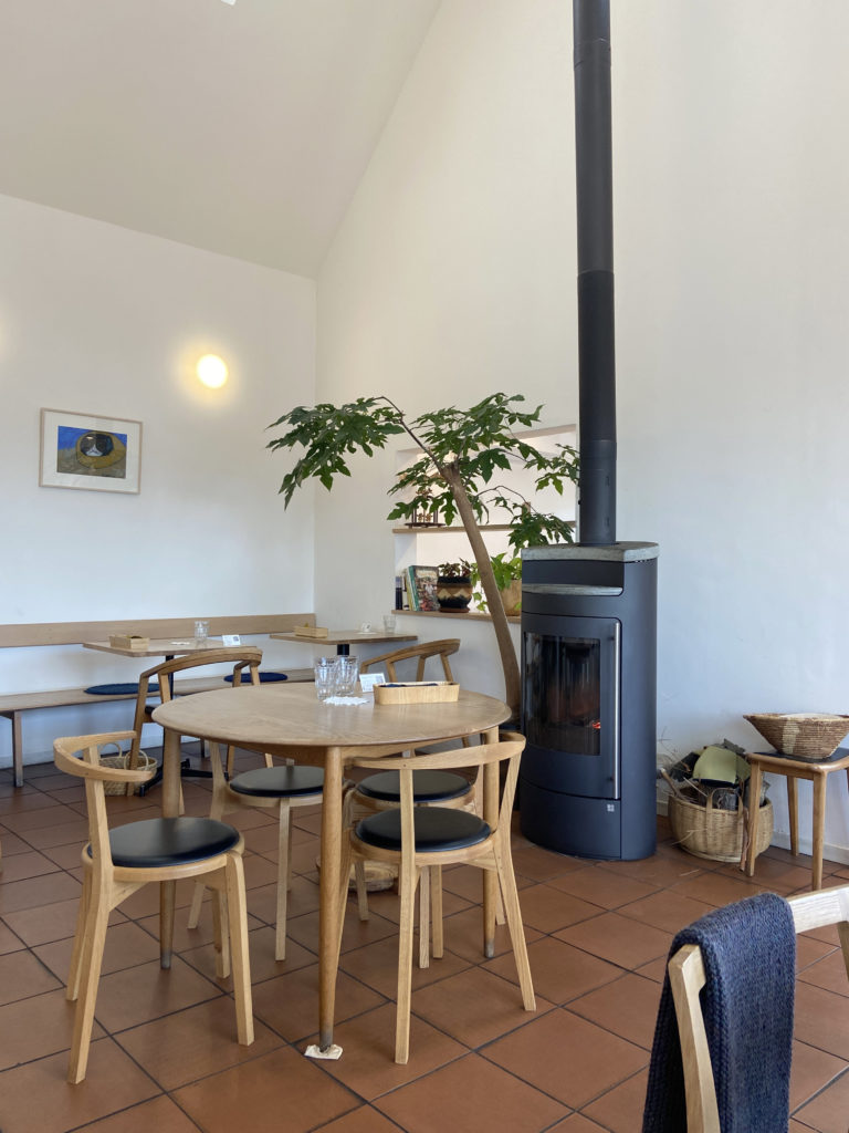 伊予市のおしゃれカフェメッソの店内1