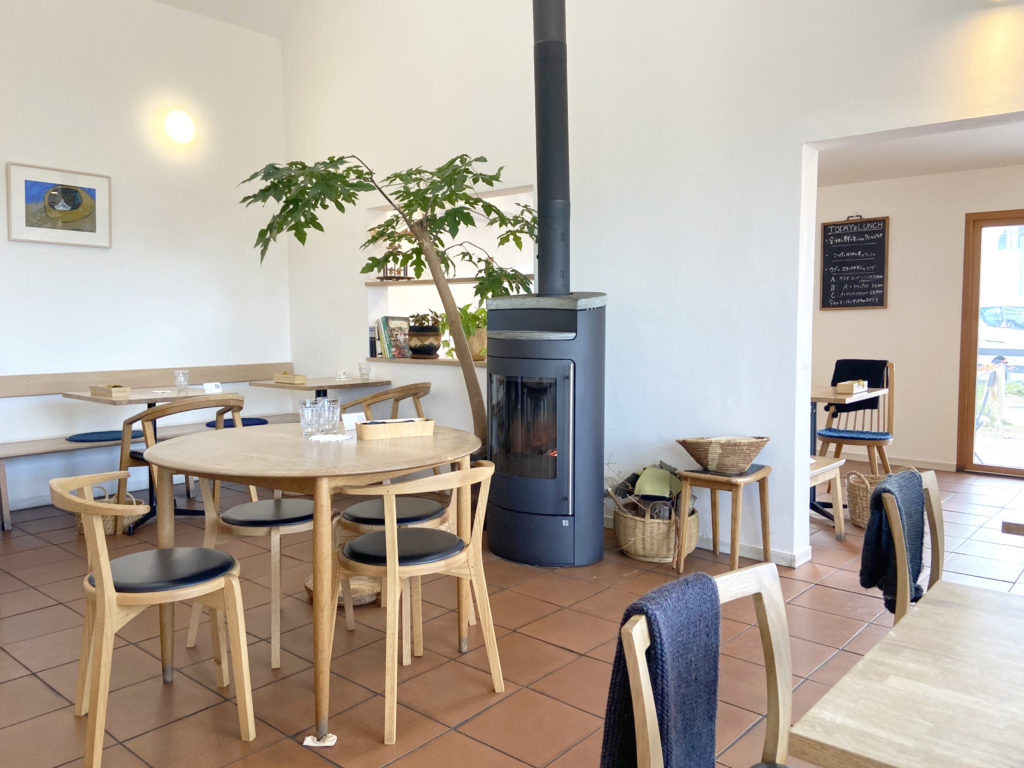 伊予市のおしゃれカフェメッソの店内5