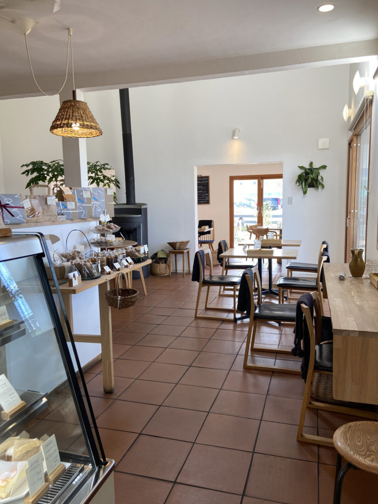伊予市のおしゃれカフェメッソの店内4