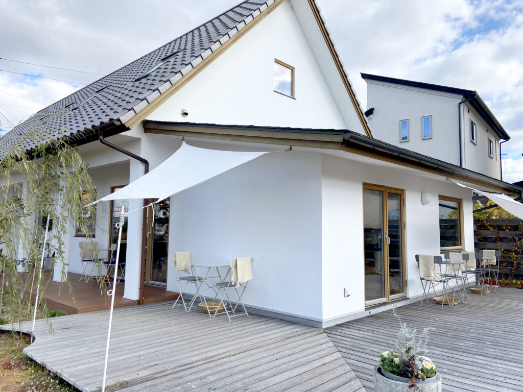 伊予市のおしゃれカフェメッソのテラス席