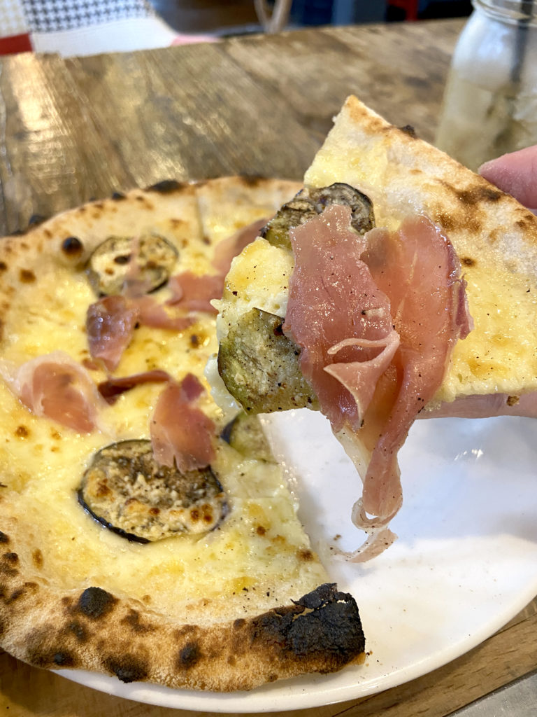 イタリアンスタンドジラソーレのピザ(プロシュット)