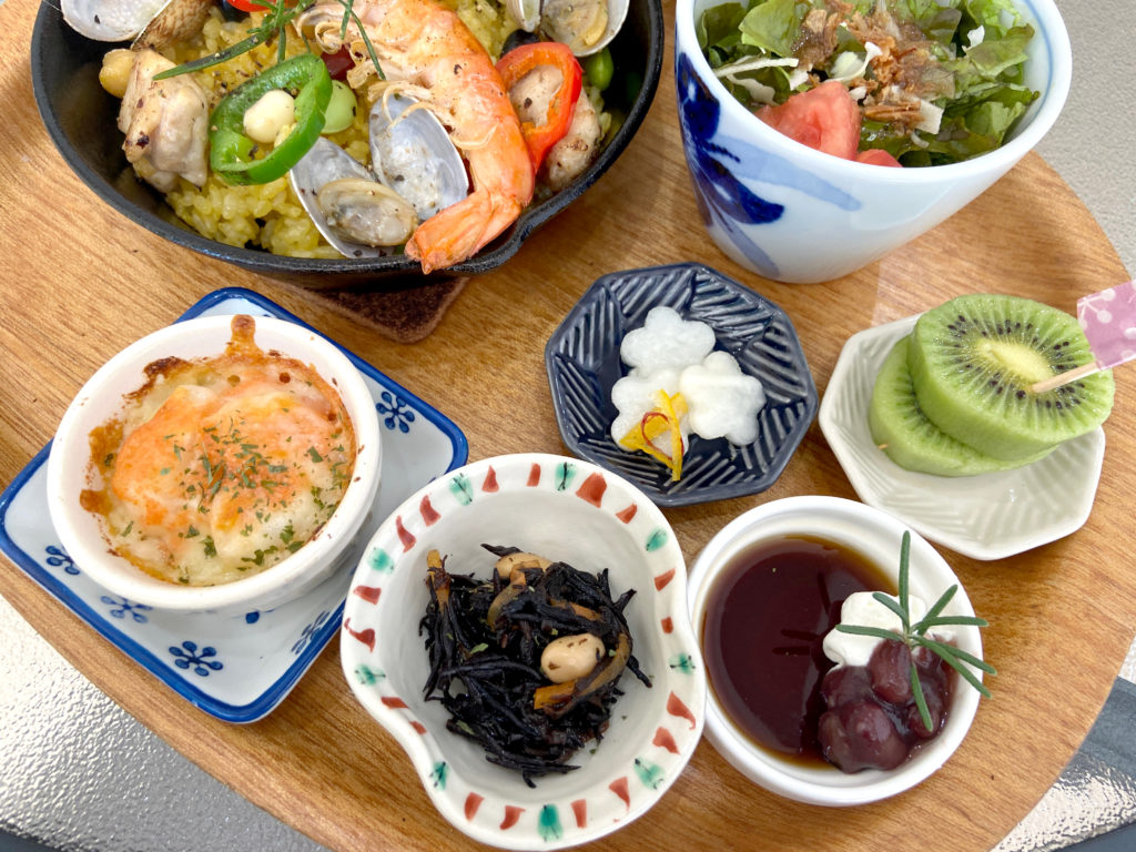 カフェ メゾンボイスのえびとチキンのパエリアにつく小鉢