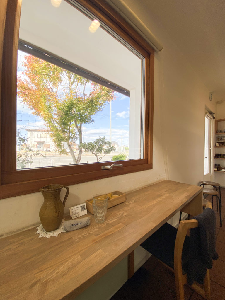 伊予市のおしゃれカフェメッソの店内2