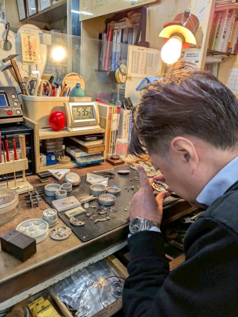 竹田時計店の店主さんが持ち込んだ腕時計を調整している様子