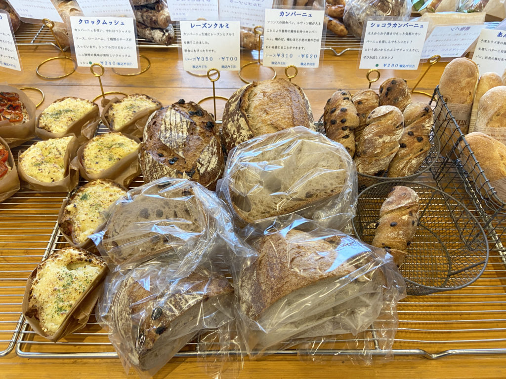 パン屋晴れの日のパンのラインナップ4