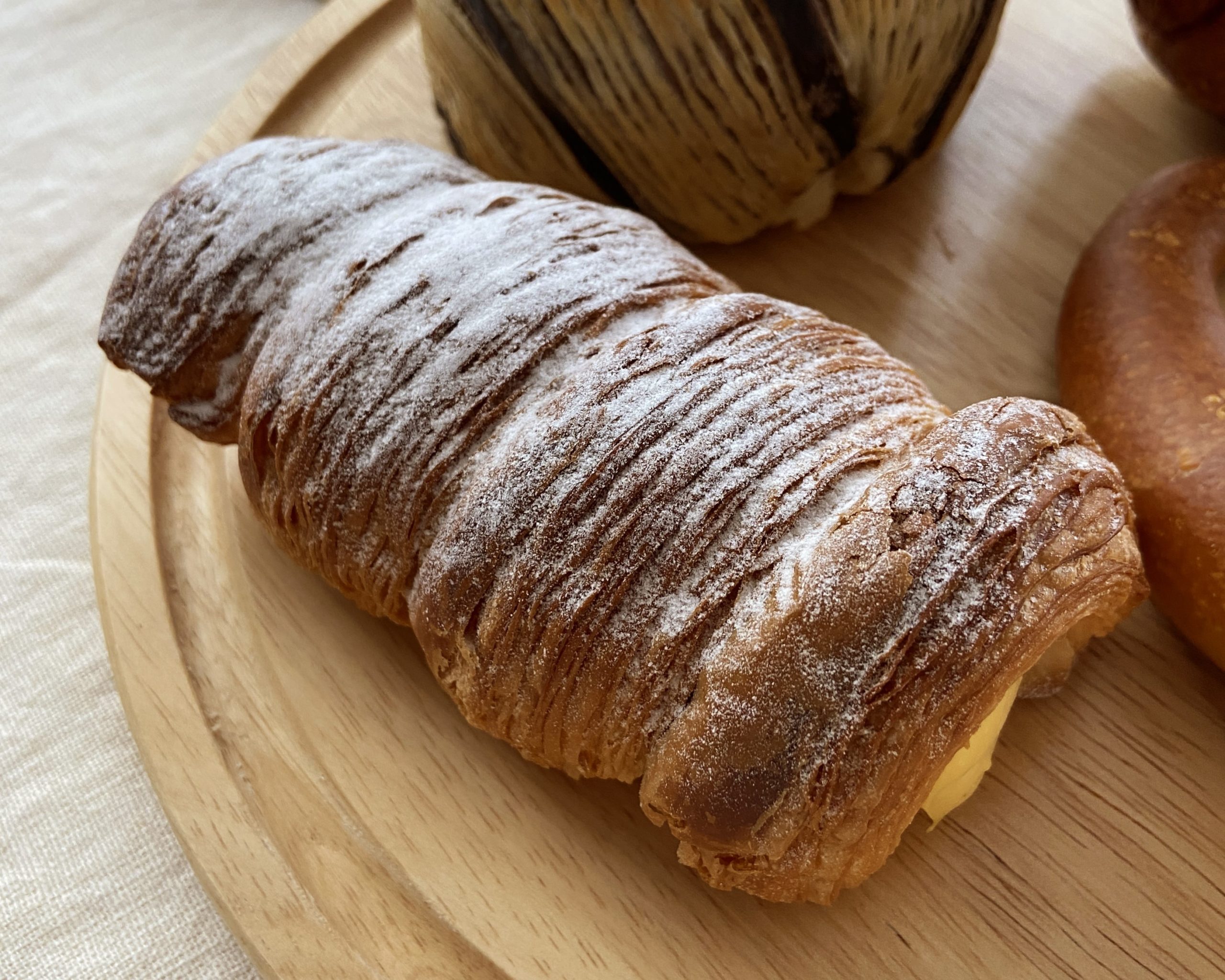 パン屋晴れの日のクリームホーン